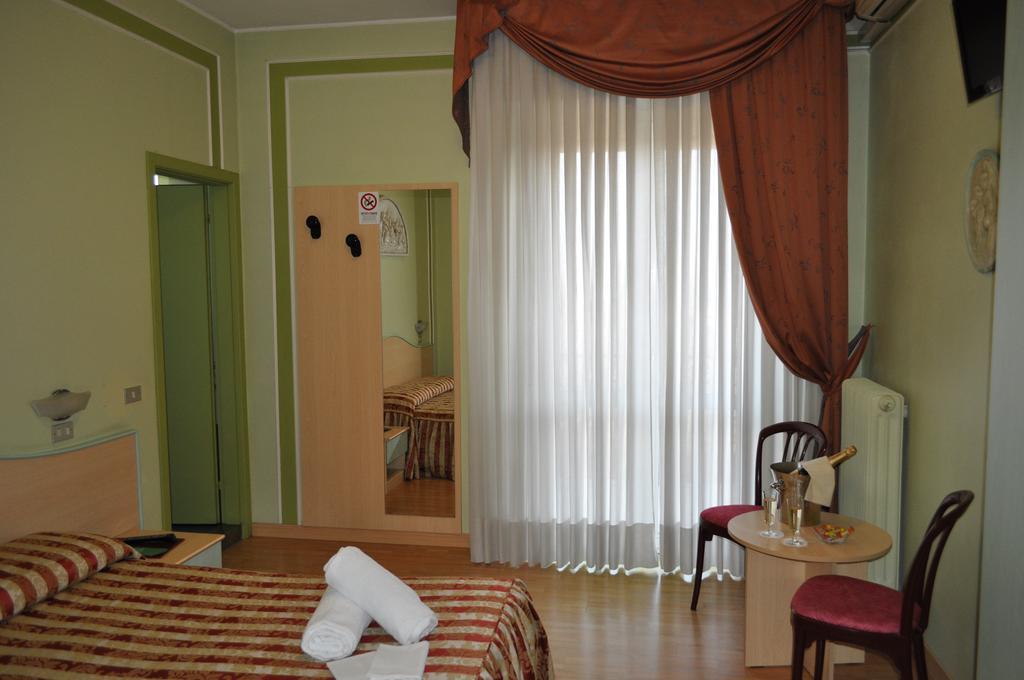 Hotel Alsazia Sirmione Bilik gambar